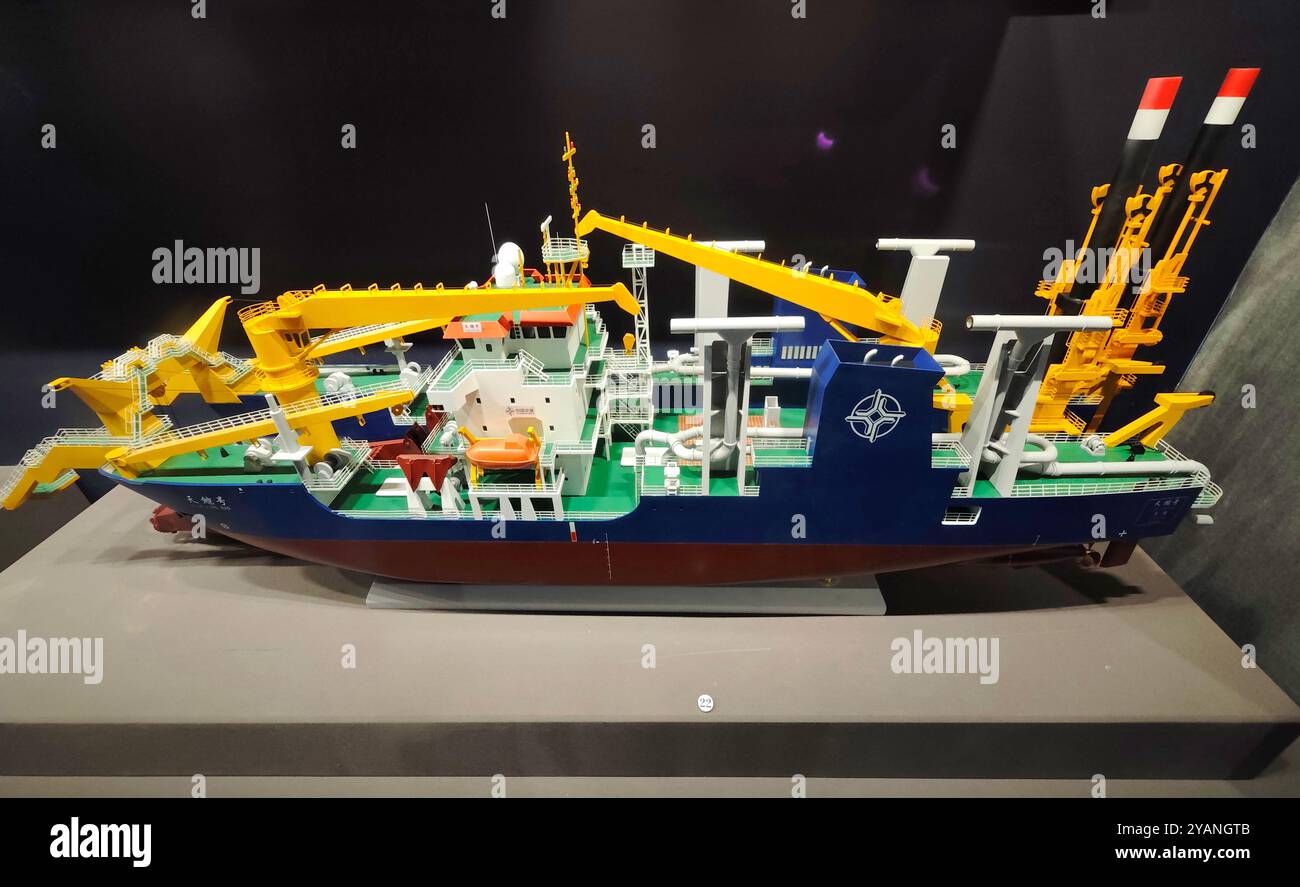 TIANJIN, CHINA - 4. OKTOBER 2024 - Ein Modell des „Sky Whale“-Saugbaggers wird im National Maritime Museum in Tianjin, 4. Oktober 2, ausgestellt Stockfoto