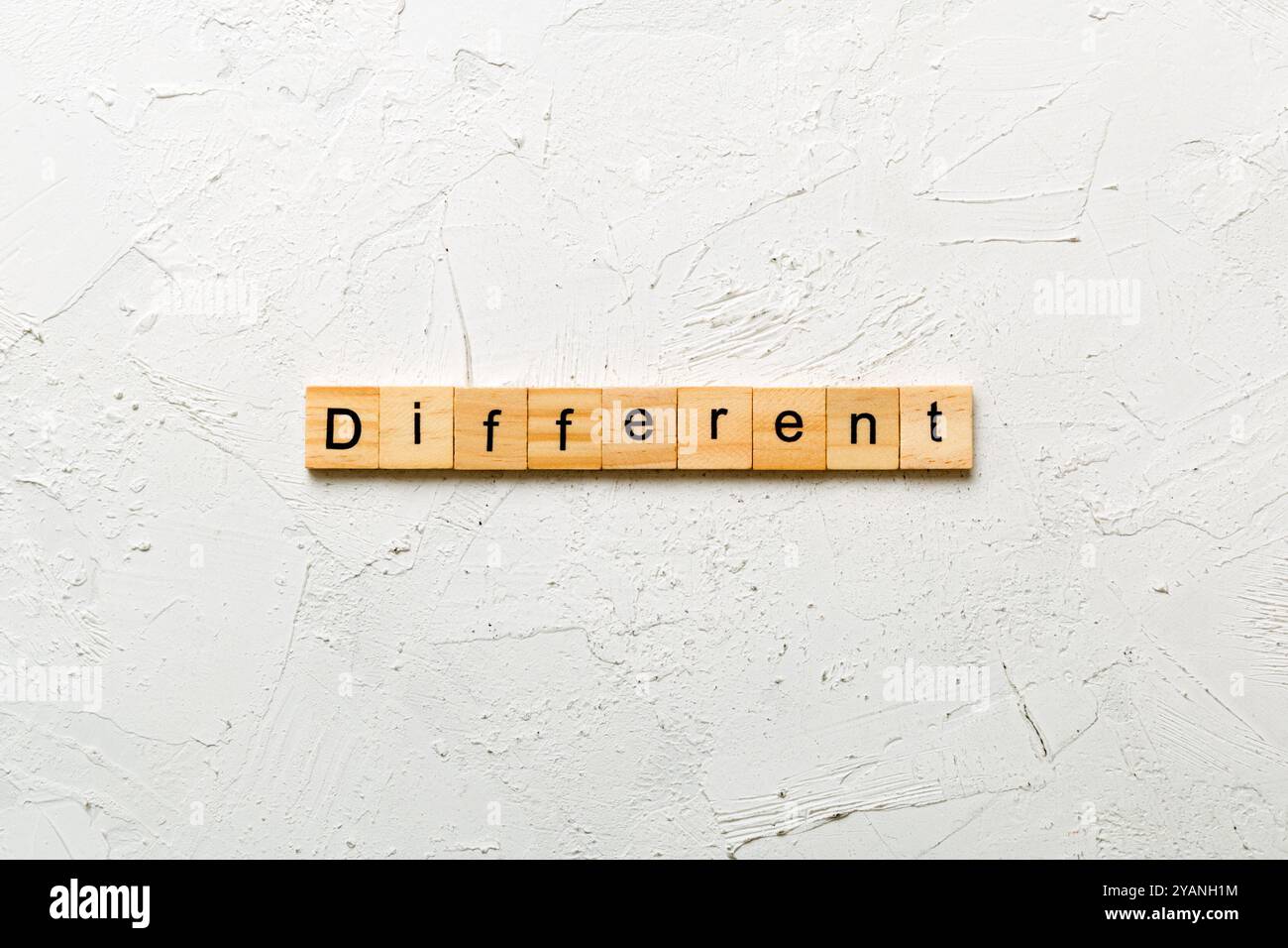 Anderes Wort auf Holzblock geschrieben. Anderer Text auf der Tabelle, Konzept Stockfoto