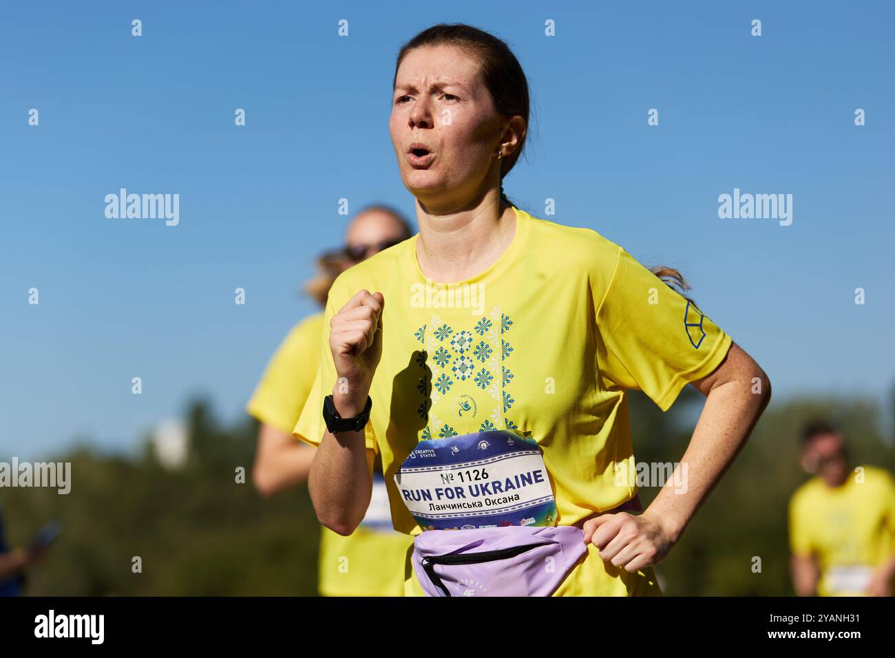 Ukrainische Frau in besticktem Hemd, die einen „Vyshyvanka-Lauf“ in Kiew führt - 25. August 2024 Stockfoto