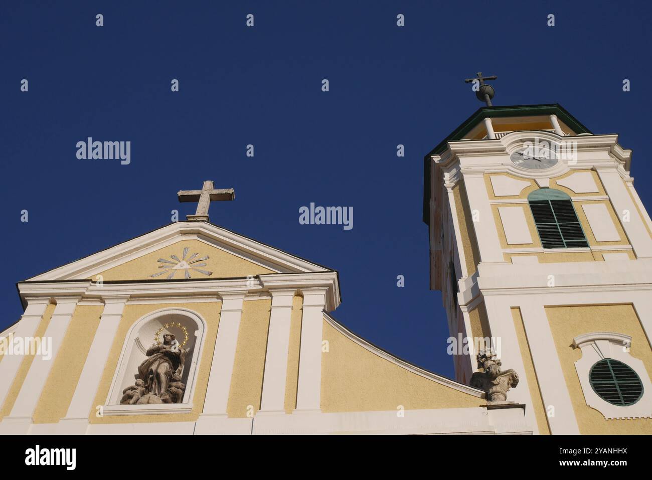 Die Fassade der Franziskanerkirche Baja, Bács--Kiskun, Ungarn Stockfoto