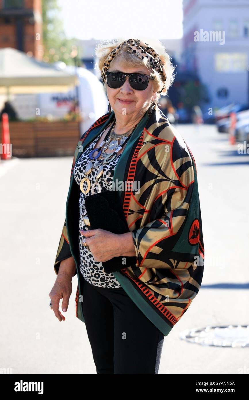 Stilvoll gekleidete Oma auf der Straße an einem sonnigen Herbsttag Stockfoto