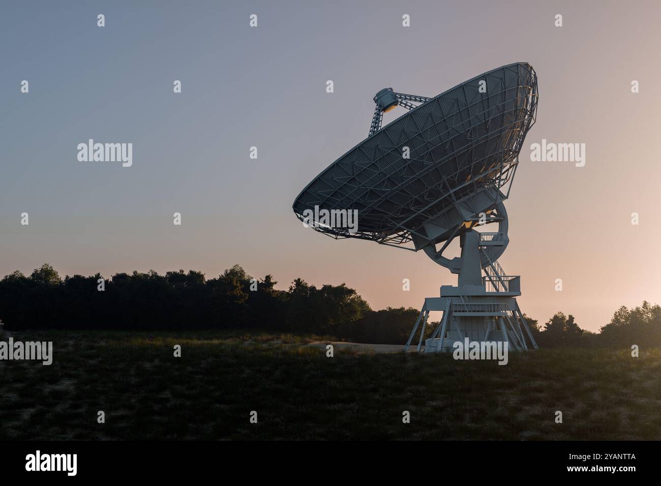 Radioteleskopantenne für Telekommunikation und wissenschaftliche Forschung. 3D-gerenderte Abbildung. Stockfoto