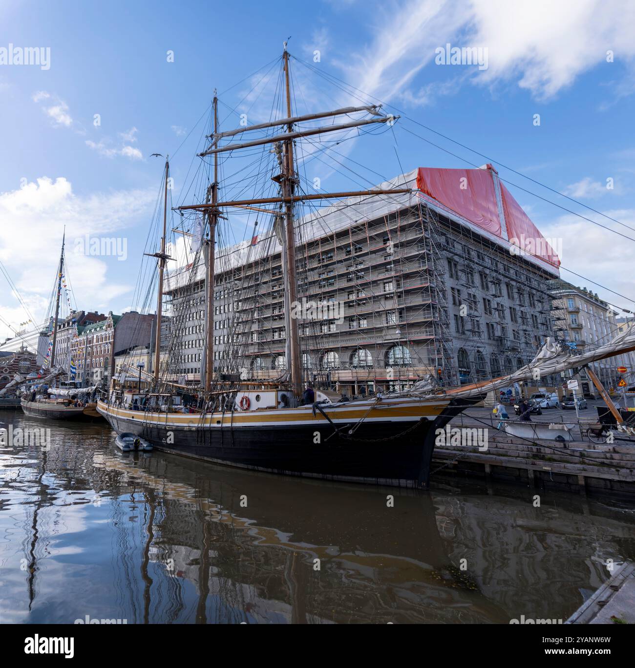 Ein großes Schiff legte im Hafen in Helsinki an Stockfoto