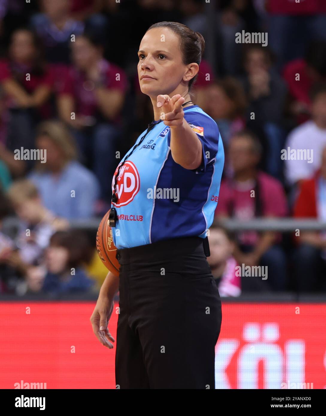 Bonn, Deutschland. Oktober 2024. Schiedsrichterin Anne Panther, Telekom Baskets Bonn vs Bayern München, Achtelfinale des Basketball-Cups, Bonn, 13.10.2024. Quelle: Jürgen Schwarz/Alamy Live News Stockfoto