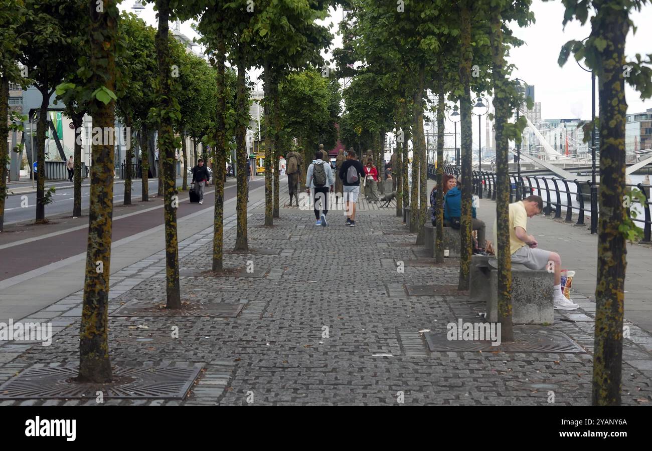 DUBLIN, IRLAND - 31. JULI 2024: People Around the Famine Memorial von Rowan Gillespie Stockfoto