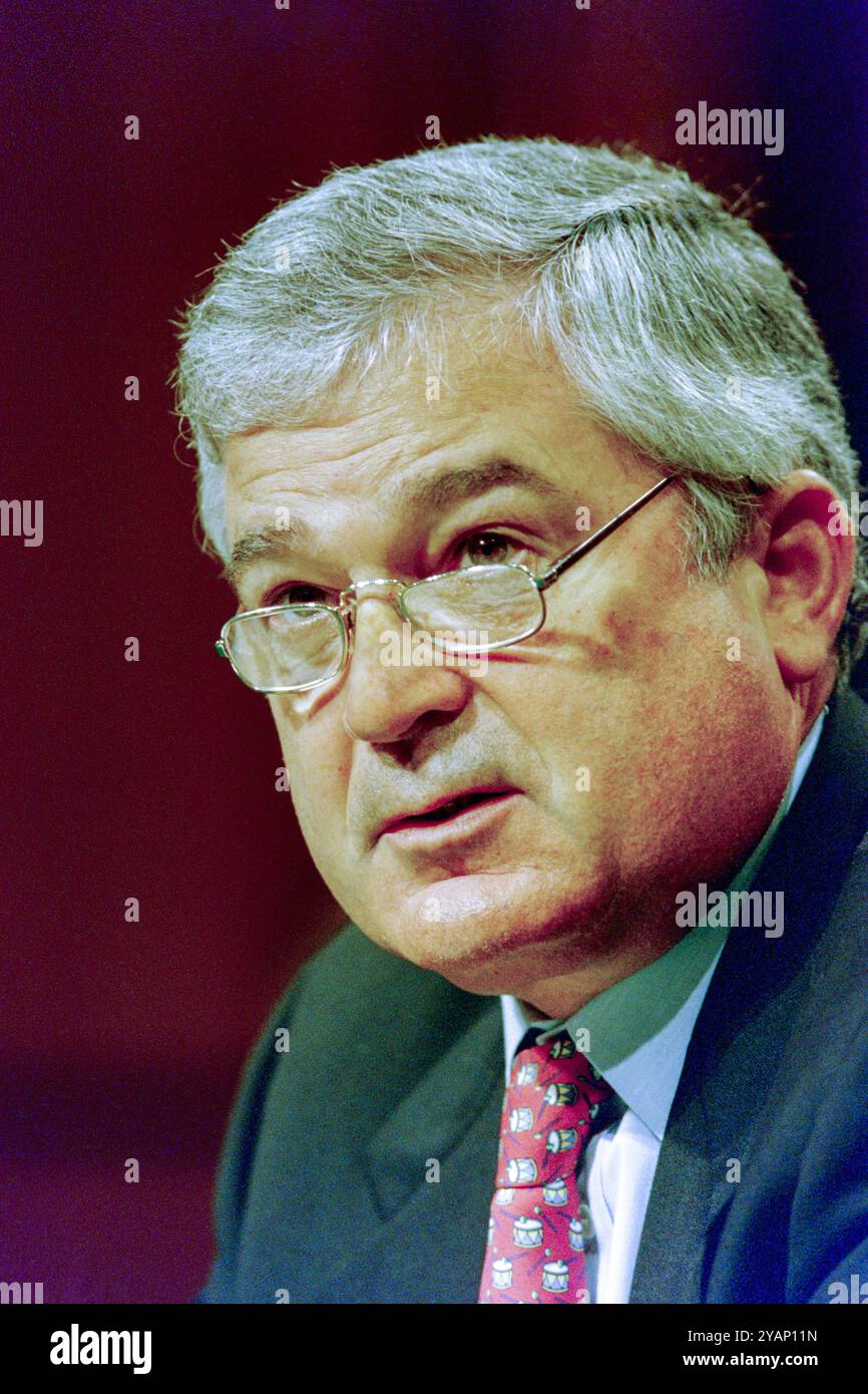 IBM-CEO Louis V. Gerstner, Jr., sagt vor dem Gemeinsamen Wirtschaftsausschuss des Kongresses zu Beginn eines dreitägigen Gipfels über Hochtechnologie und Wirtschaft auf Capitol Hill, 14. Juni 1999 in Washington, D.C. aus Stockfoto