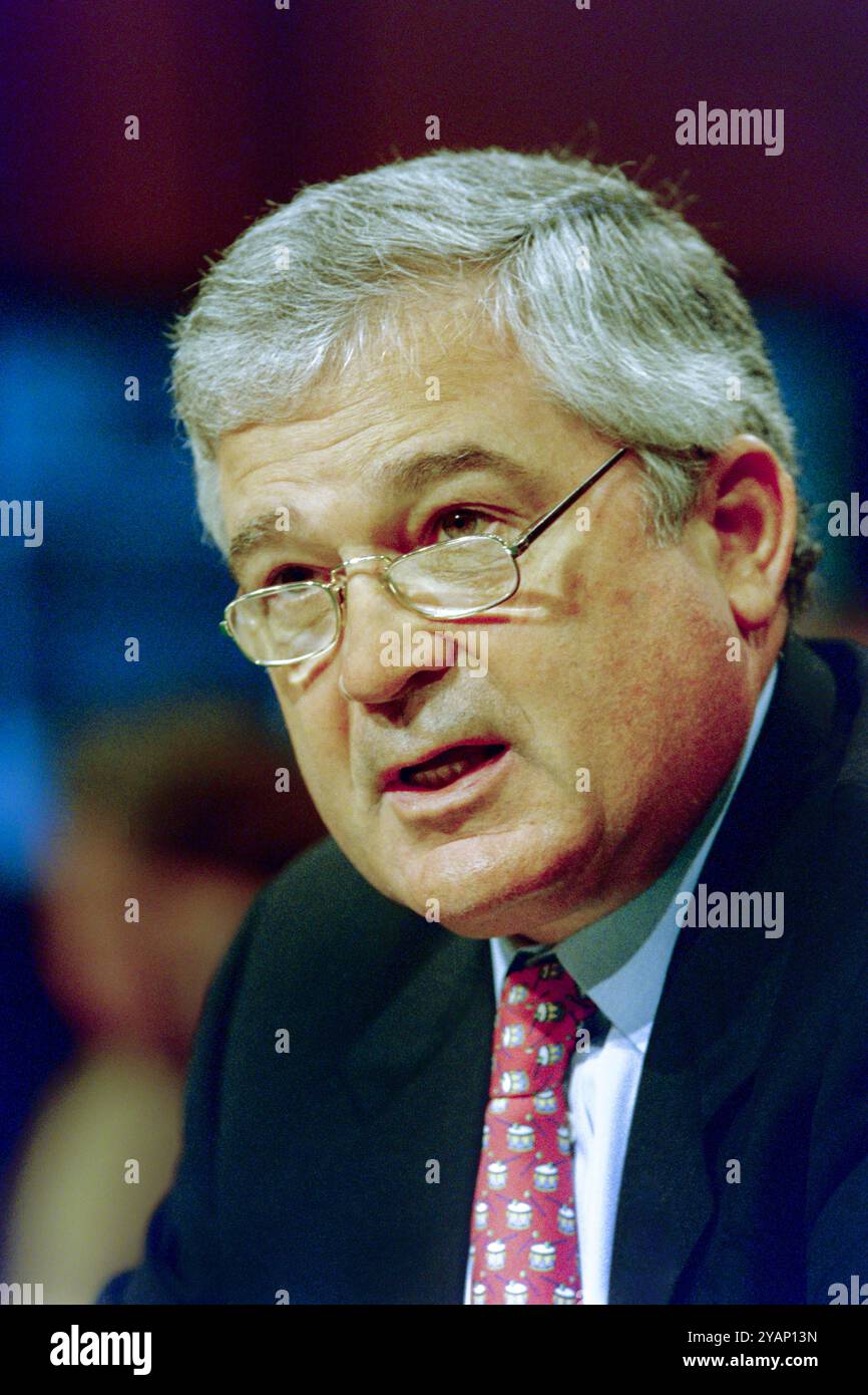 IBM-CEO Louis V. Gerstner, Jr., sagt vor dem Gemeinsamen Wirtschaftsausschuss des Kongresses zu Beginn eines dreitägigen Gipfels über Hochtechnologie und Wirtschaft auf Capitol Hill, 14. Juni 1999 in Washington, D.C. aus Stockfoto