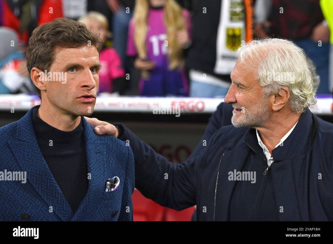 München, Deutschland. Oktober 2024. Rudi VOELLER (Sportdirektor GER), mit Thomas MUELLER (links). Fußball UEFA Nations League Deutschland (GER) - Niederlande (NED) 1-0 am 14.10.2024 in der ALLIANZARENA München, Credit: dpa/Alamy Live News Stockfoto