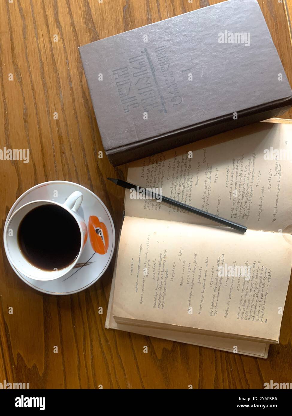 Das sind die Bücher von Shakespeares Tragödien, nämlich Antonius und Klepoatra. Diese Bücher wurden 1986 veröffentlicht, fünf Jahre vor dem Zusammenbruch der UdSSR - Smartphone-aufgenommenes Stockfoto