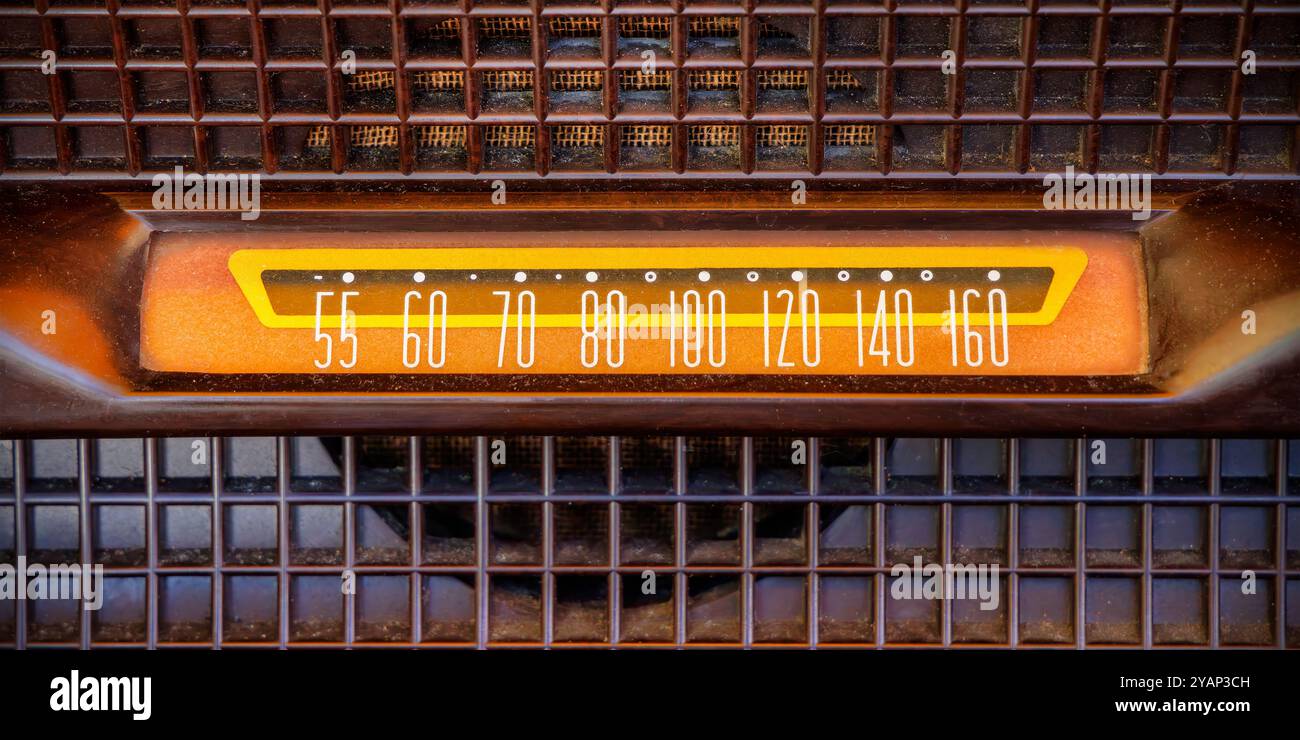 Nahaufnahme eines beleuchteten Röhrenradios aus dem frühen 20. Jahrhundert im Retro-Stil Stockfoto