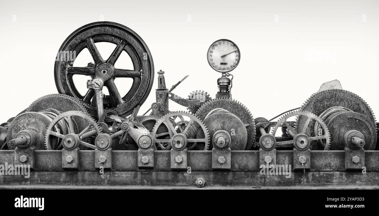 Alte verwitterte und verrostete Industriemaschine mit Rädern, Kettenrädern und Zahnrädern Stockfoto