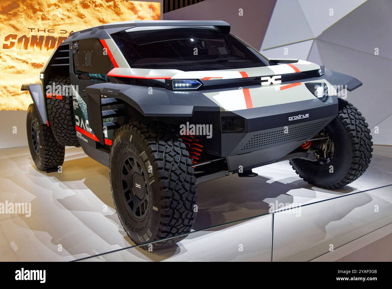 Paris, Frankreich. Oktober 2024. Mondial de l'Auto - Paris Motorshow 2024 Pressetag. Dacia Sandrider Buggy Ready for Dakar 2025 wird während der 90. Ausgabe der Mondial Paris Motor Show vorgestellt, die vom 15. Bis 20. Oktober 2024 im Pariser Messezentrum stattfindet. Quelle: Bernard Menigault/Alamy Live News Stockfoto