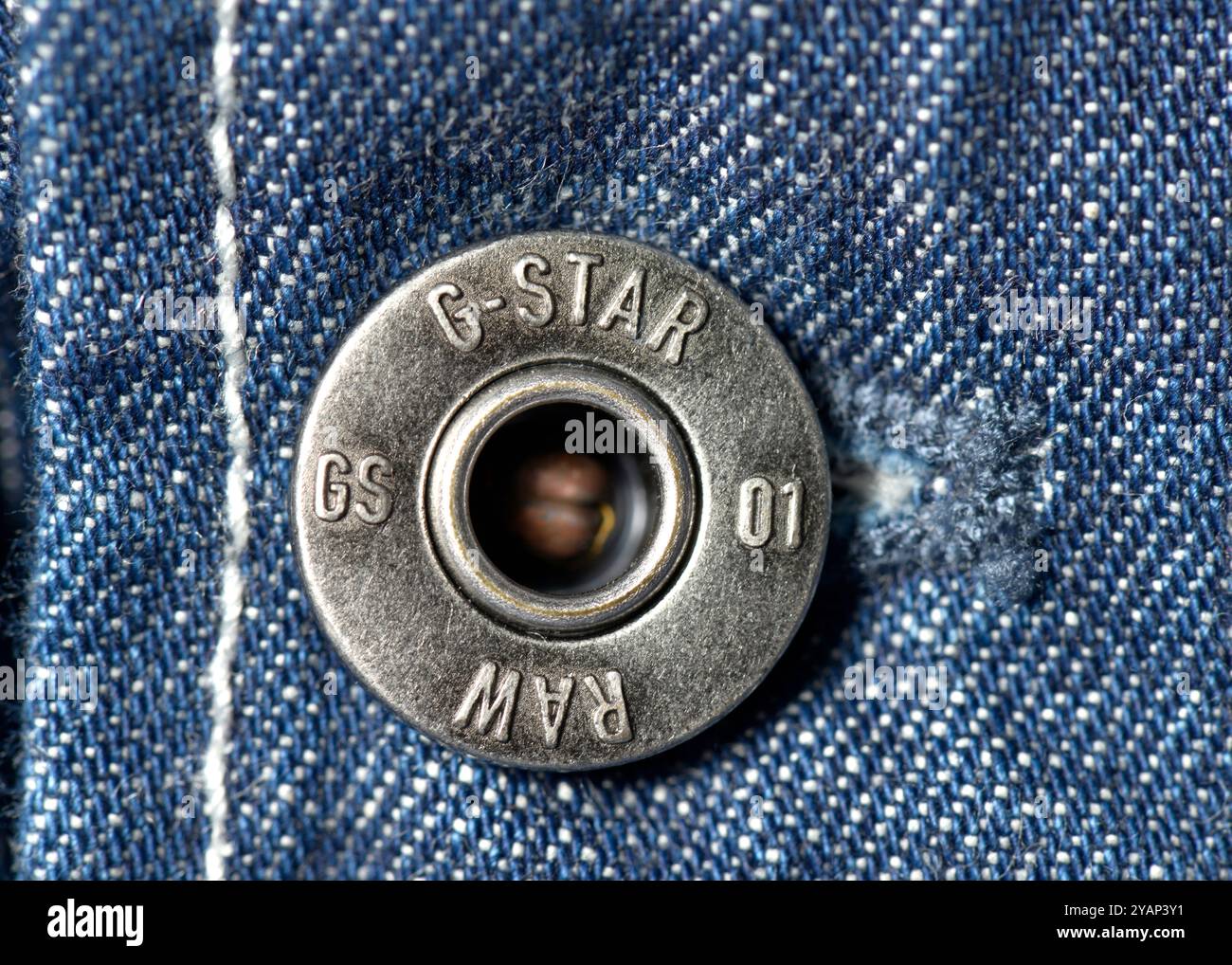 Nahaufnahme mit Knopf auf der Jeansjacke mit G-Star Raw-Logo Stockfoto