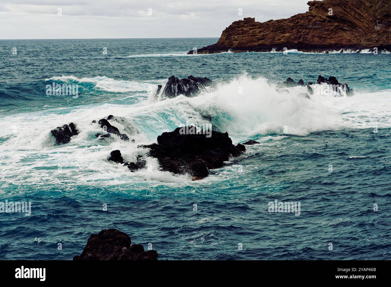 Mächtige Wellen schlagen gegen die Vulkangesteine von Porto Moniz Stockfoto