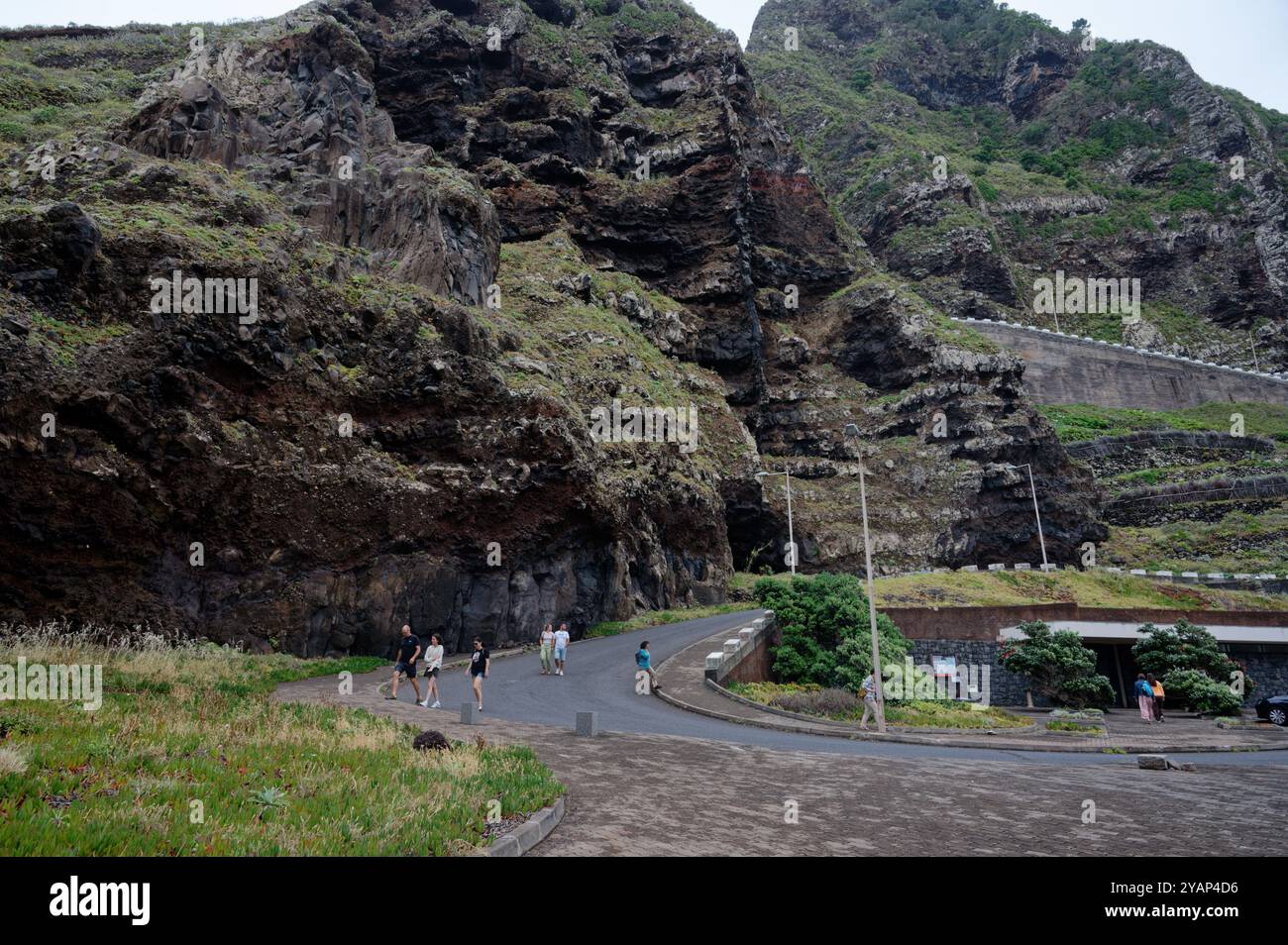 Die zerklüfteten Klippen von Ribeira da Janela, Touristen umgeben von majestätischen vulkanischen Formationen Stockfoto