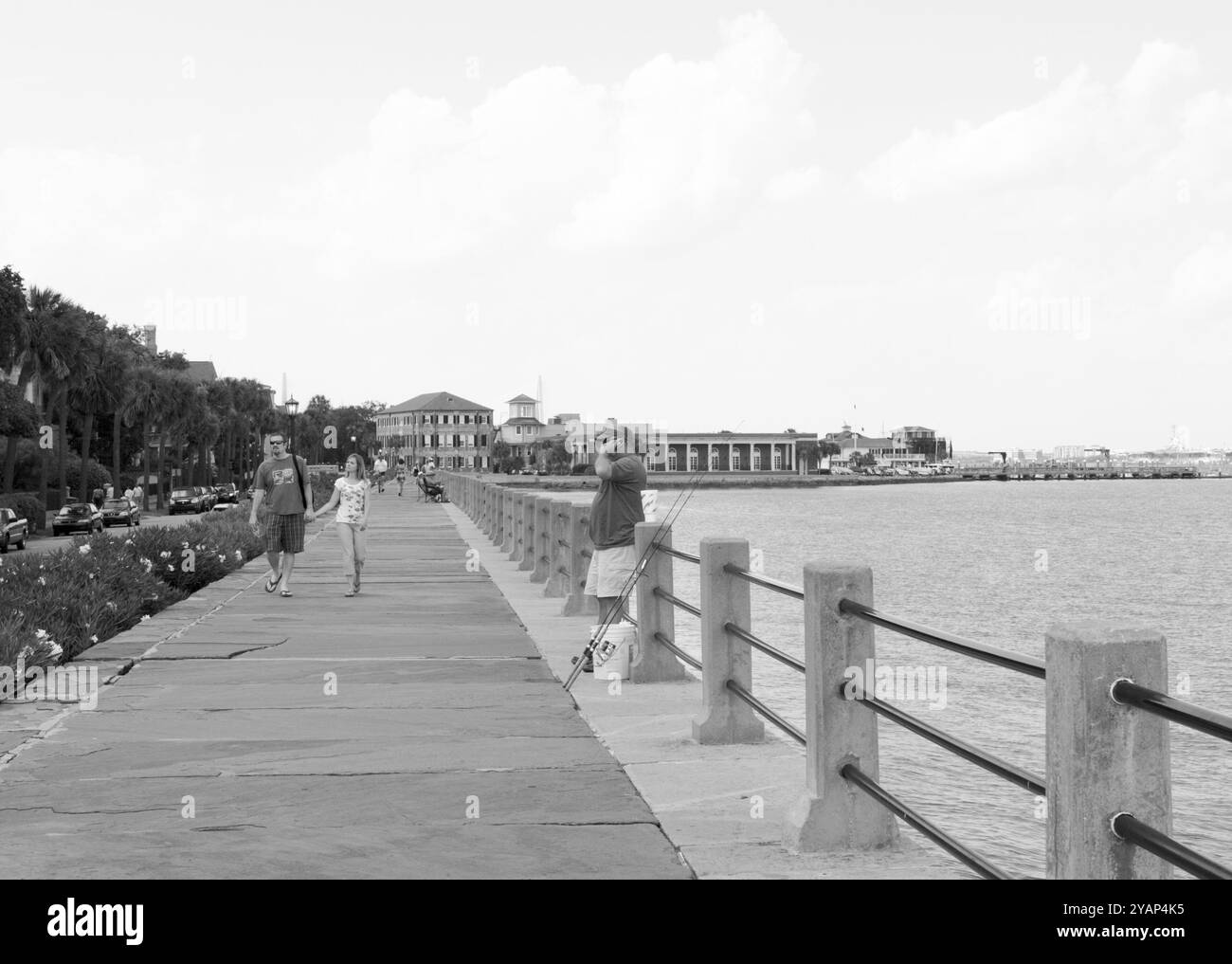 Kaukasier, der eine Pause vom Angeln macht, während er im Battery Park in Charleston, South Carolina, USA, telefoniert. Stockfoto