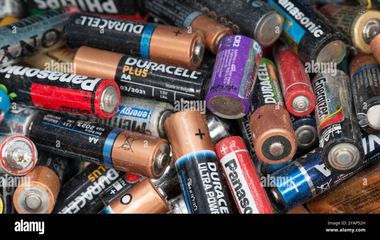 Ein großer Stapel gebrauchter Haushaltsbatterien zum Recycling. UK Stockfoto