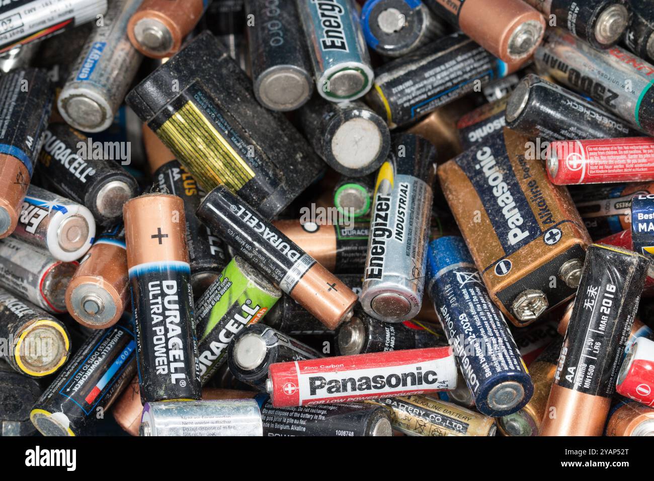 Ein großer Stapel gebrauchter Haushaltsbatterien zum Recycling. UK Stockfoto