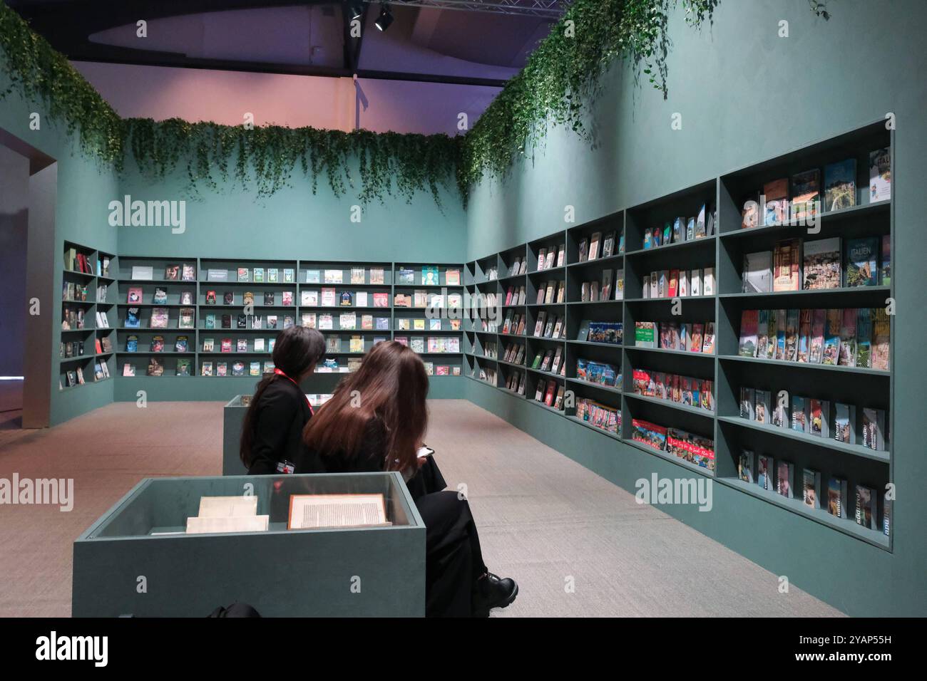 15.10.2024, Frankfurt am Main, DEU, Eroeffnungspressekonferenz der Frankfurter Buchmesse. Blick in den Pavillion des Ehrengastes Italien. *** 15 10 2024, Frankfurt am Main, DEU, Eröffnungspressekonferenz der Frankfurter Buchmesse Blick in den Pavillon des Ehrengastes Italien Stockfoto