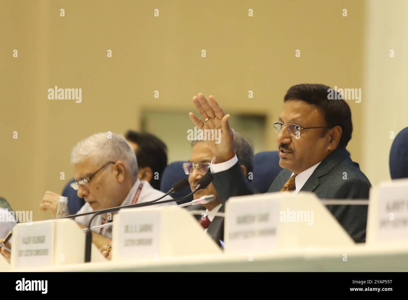 Rajiv Kumar, Wahlkommissar, spricht während einer Pressekonferenz der indischen Wahlkommission, um den Zeitplan für die Parlamentswahlen in Maharastra und Jharkhand 2024 in Vigyan Bhavan in Neu-Delhi, Indien, am 15. Oktober 2024 bekannt zu geben. New Delhi Indien Copyright: XAnshumanxAkashx Stockfoto