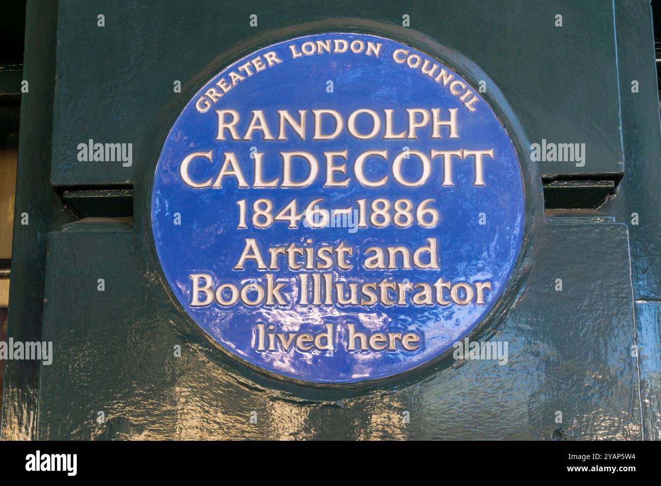 Eine blaue Tafel auf dem Haus des Künstlers und Buchillustrators Randolph Caldecott aus dem 19. Jahrhundert in der Great Russell Street. Stockfoto