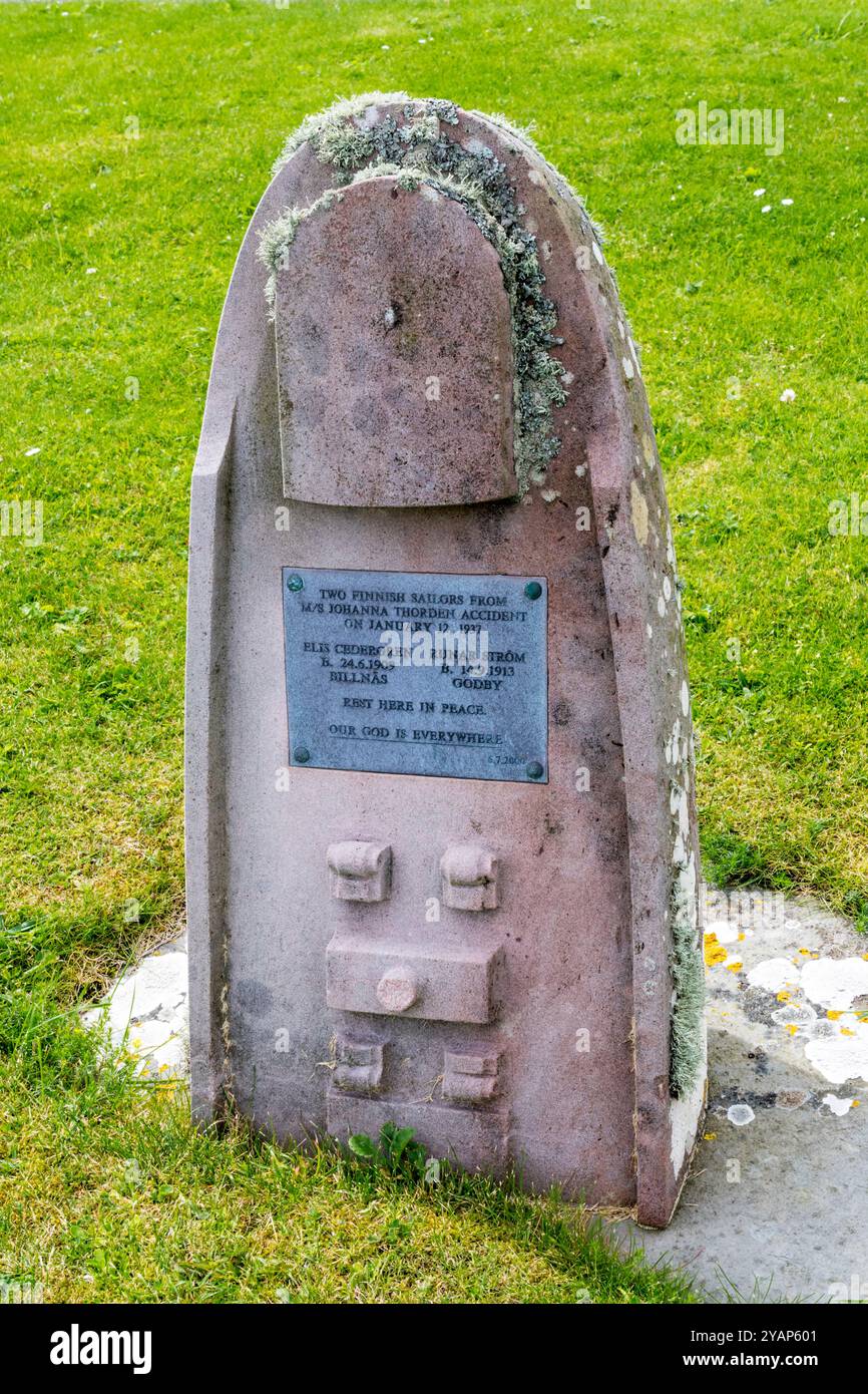 Ungewöhnlicher Grabstein eines sinkenden Schiffes für 2 finnische Seeleute, die im Wrack Johanna Thorden vor South Ronaldsay, Orkney, verloren gegangen sind. Peterskirche, Pool der Cletts Stockfoto