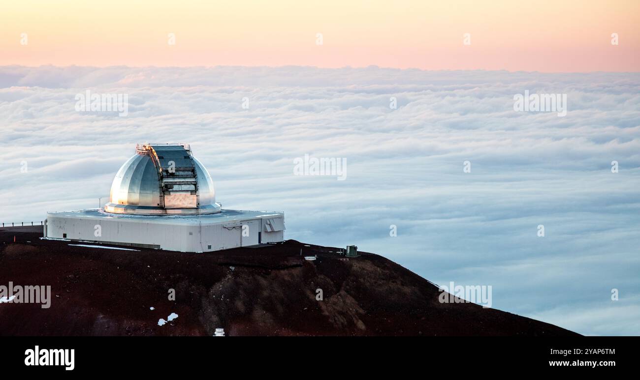 NASA Infrared Telescope Facility (IRTF) auf dem Mauna Kea mit Blick auf das Wolkenmeer in Hawaii Stockfoto