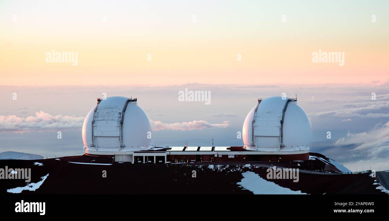 W.M. Keck Observatorien (Keck 1 und Keck 2) auf der Spitze des Mauna Kea bei Sonnenuntergang, die auf den Nachthimmel warten. Big Island, Hawaii. Stockfoto