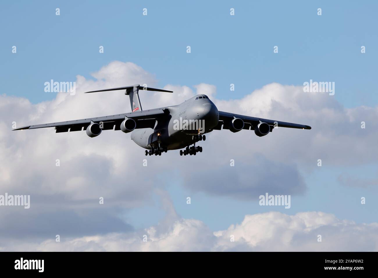 87-0027 Lockheed C-5M Super Galaxy, 439th Airlift Wing, United States Air Force, Ankunft bei der RAF Mildenhall in Suffolk, Großbritannien. Stockfoto