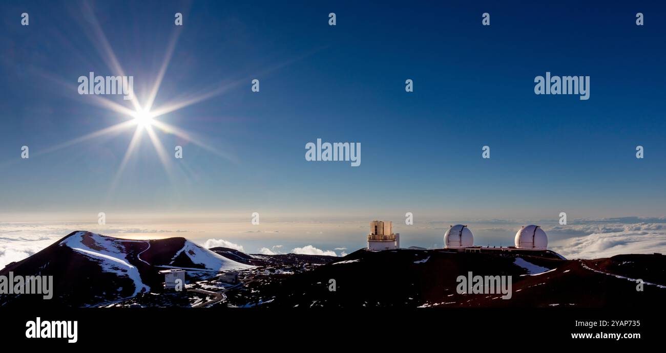 Mauna Kea bei Sonnenuntergang mit Observatorien (Subaru Telescope, WM Keck Observatories, NASA Infrared Telescope Facility). Big Island, Hawaii Stockfoto