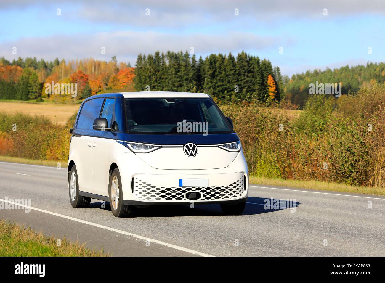 Batterie elektrisch blau weiß Volkswagen ID. Buzz Van Jahr 2024 auf der Straße an einem Herbsttag. Salo, Finnland. Oktober 2024. Stockfoto