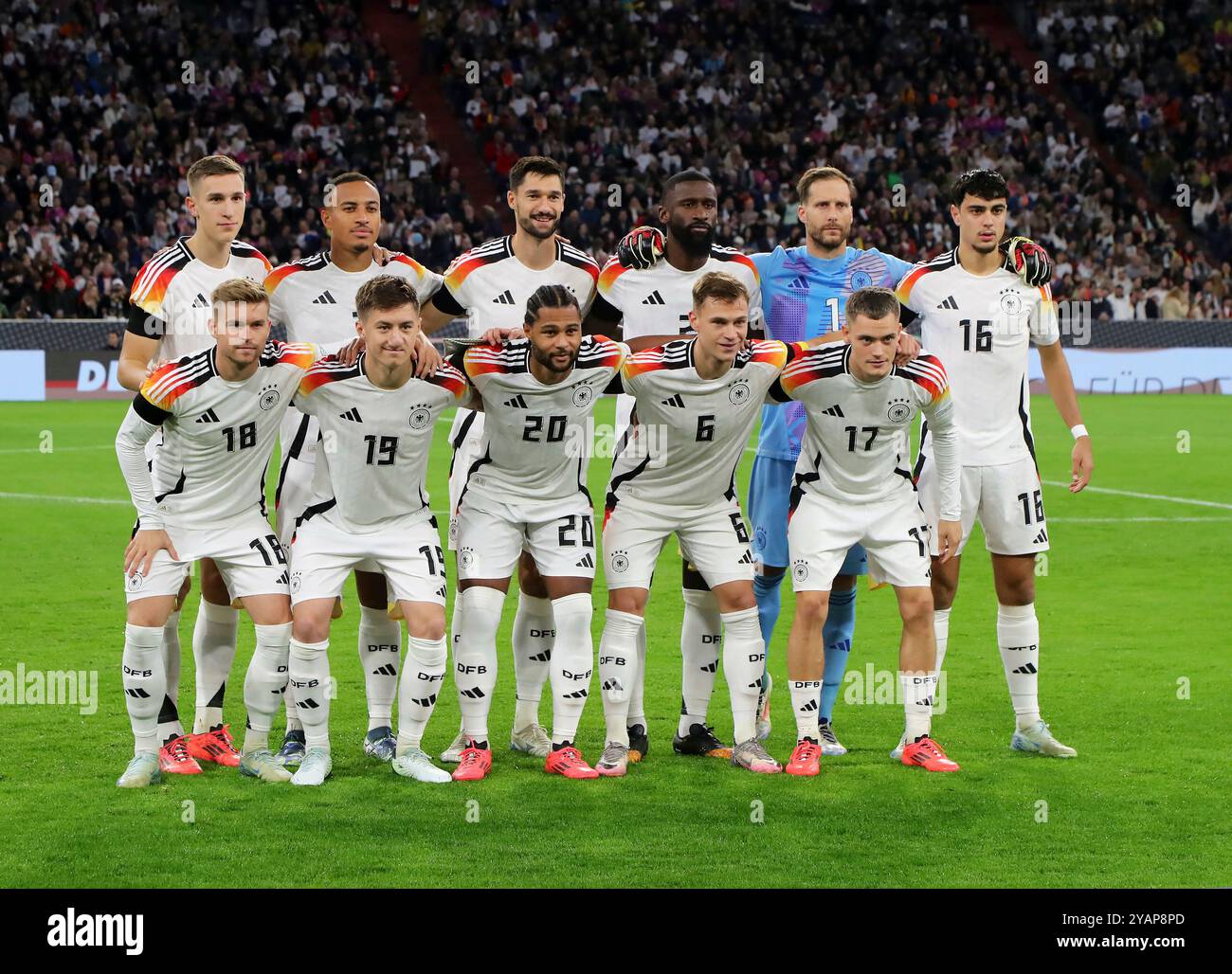 München, Deutschland, 14. Oktober 2024: Fussball, Herren, UEFA Nations League, Deutschland - Niederlande, Gruppe A3, Allianz Arena Mannschaftsfoto, Teamfoto, Startaufstellung Deutsche Nationalmannschaft: Nico Schlotterbeck (Deutschland), Jamie Leweling (Deutschland), Tim Kleindienst (Deutschland), Antonio Rüdiger/Ruediger (Deutschland), Oliver Baumann (Deutschland), Aleksandar Pavlovic (Deutschland) (hintere Reihe v.l.n.r.) Maximilian Mittelstädt/Mittelstaedt (Deutschland), Angelo Stiller (Deutschland), Serge Gnabry (Deutschland), Joshua Kimmich (Deutschland), Florian Wirtz (Deutschland) Stockfoto