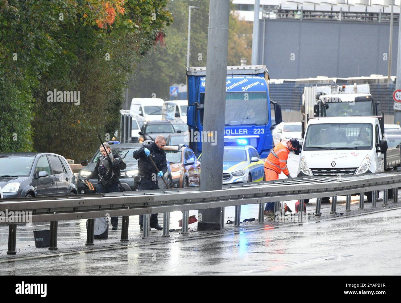 Auf regennasser FAhrbahn verunglückt ein PKW am Montag 14.10.2024 auf der Saarbrücker Stadtautobahn Richtung Saarlouis kurz hinter der Malstatter Brücke. Die Autobahn muss voll gesperrt werden, da das nach einer Kollission mit den Leiplanken nicht mehr fahrbereite Fahrzeug quer zur Fahrbahn steht. *** Ein Auto stürzt am Montag, den 14. 10. 2024, auf der Saarbrücker Stadtautobahn in Richtung Saarlouis ab kurz nach der Malstatter Brücke muss die Autobahn vollständig gesperrt werden, weil das Fahrzeug, das nach einem Zusammenstoß mit den Absturzschranken nicht mehr verkehrsfähig ist, geparkt ist Stockfoto