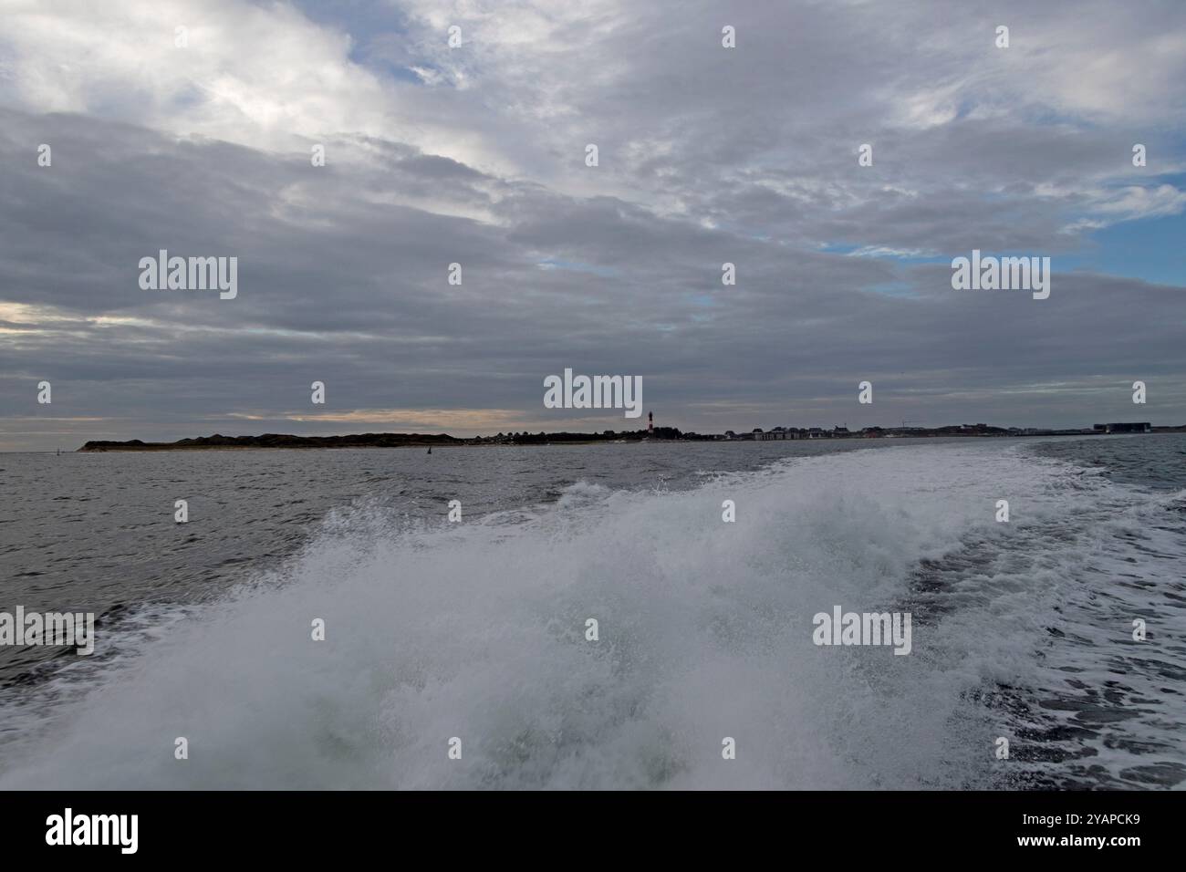 Spindrift geschaffen durch Schiffsmotor, Wolken, Wattenmeer, Hörnum, Sylt, Nordfriesland, Schleswig-Holstein, Deutschland Stockfoto