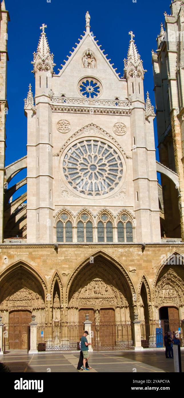 Außenansicht der Westfassade und des Buntglasrosenfensters der französisch-gotischen mittelalterlichen Kathedrale Santa Maria Leon Castile und Leon Spain Europe Stockfoto