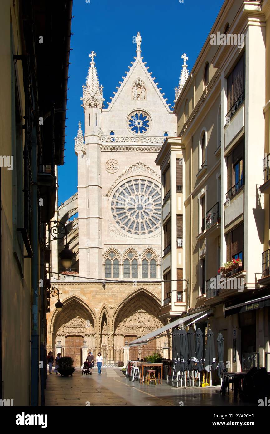 Außenansicht der Westfassade und des Buntglasrosenfensters der französisch-gotischen mittelalterlichen Kathedrale Santa Maria Leon Castile und Leon Spain Europe Stockfoto