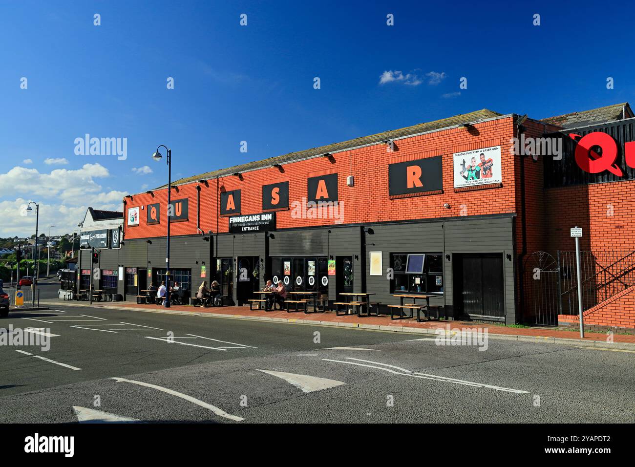 Pub und Quasar Centre, Barry Island, Vale of Glamorgan, Südwales, Großbritannien. Stockfoto