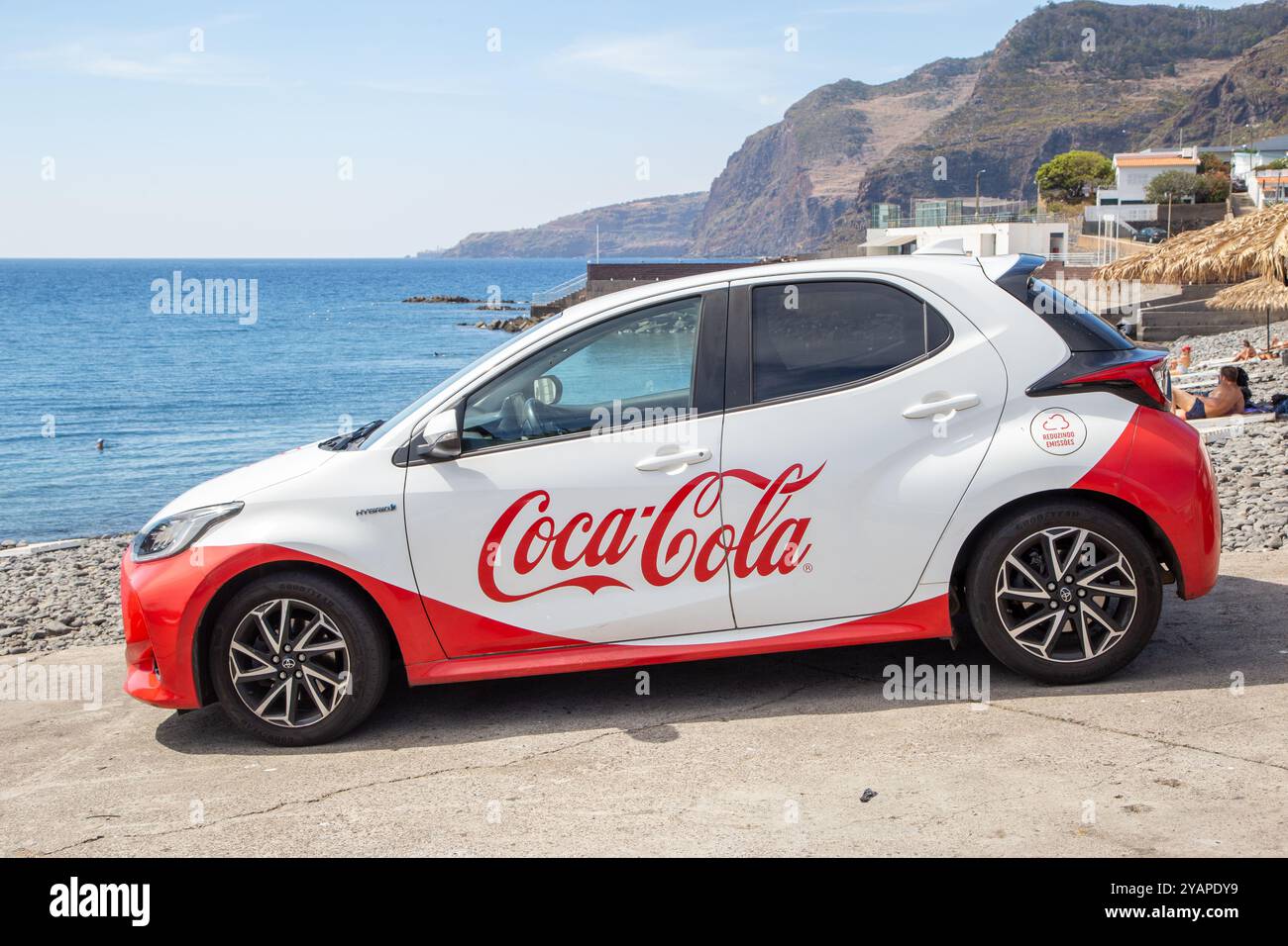 Einer der Fuhrparks von Coca Cola mit Hybrid-Elektrofahrzeugen von Toyota Yaris, die das Unternehmen nach Portugal geliefert hat, um 100 Tonnen CO2 einzusparen Stockfoto