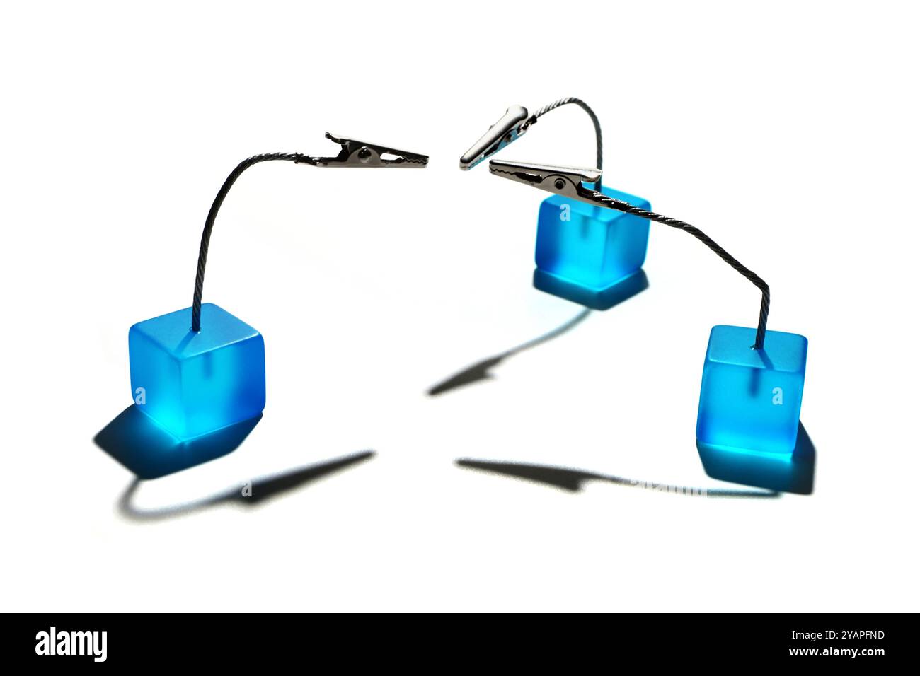 Büroklammern auf weißem Hintergrund Stockfoto