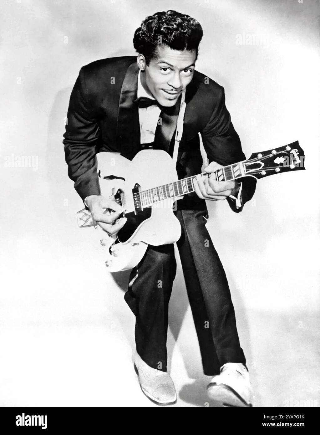 Rock-and-Roll-Ikone Chuck Berry mit Gibson-Gitarre, Ende der 1950er Jahre Stockfoto