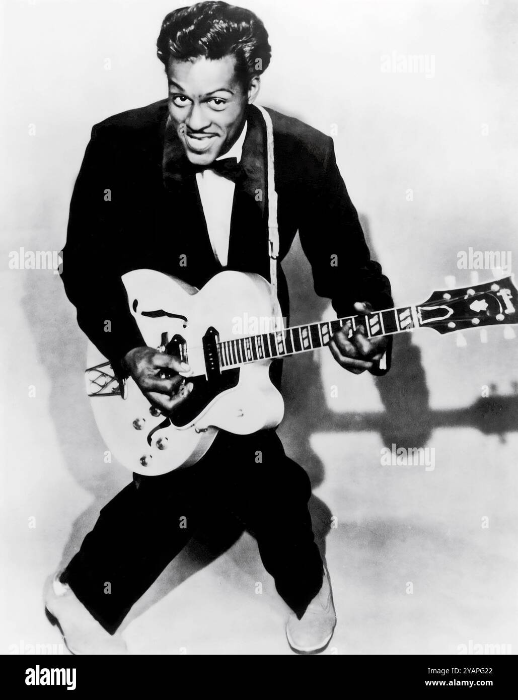 Rock-and-Roll-Ikone Chuck Berry mit Gibson-Gitarre, um 1957 Stockfoto
