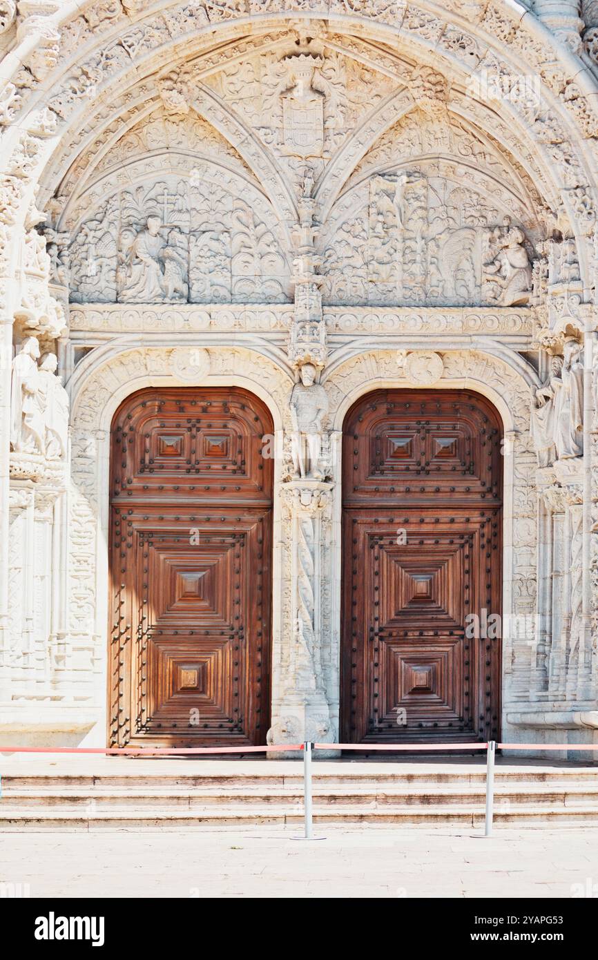 Verzierte Holztüren am Mosteiro dos Jeronimos (Kloster Jeronimos, Kloster Hieronymites), Praca do Imperio, Belem, Lissabon Lisboa, Portugal Stockfoto