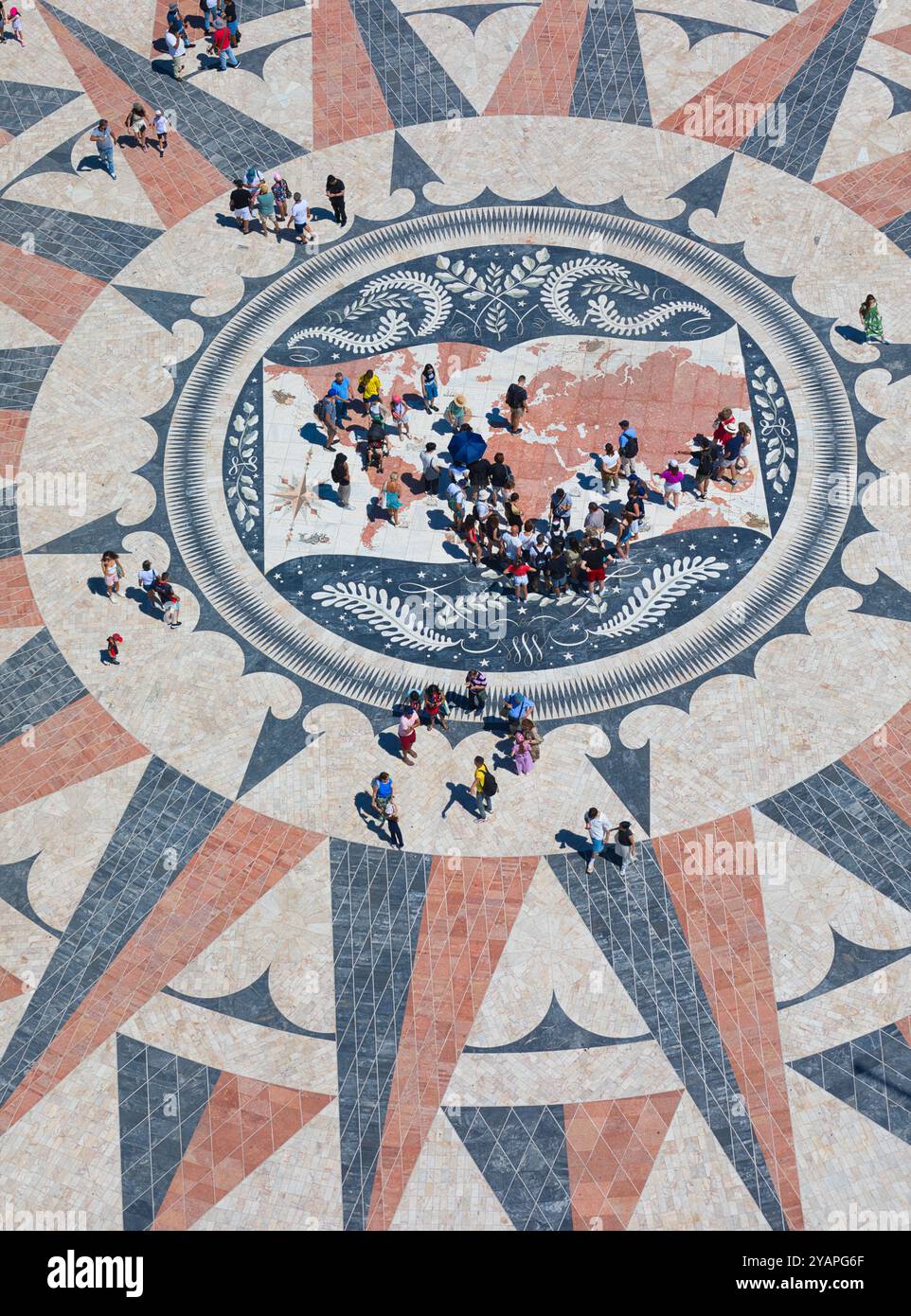 Touristen auf dem Kompass Rose (Rosa dos Ventos) Mappa mundi, Denkmal der Entdeckungen (Padrao dos Descobrimentos), Belem, Lissabon, Portugal Stockfoto