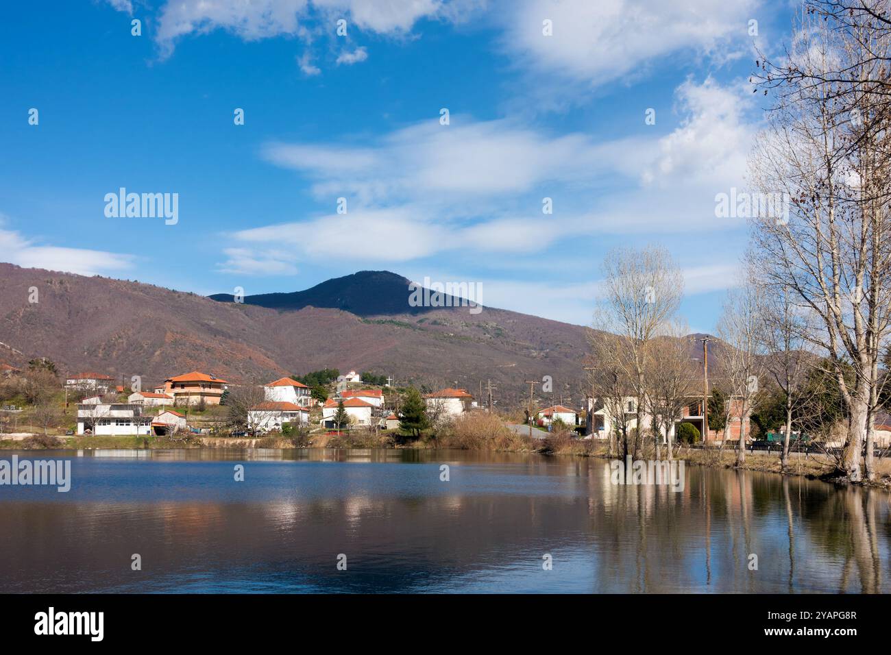 Das wunderschöne Dorf Panagitsa am See in Pella, Griechenland Stockfoto