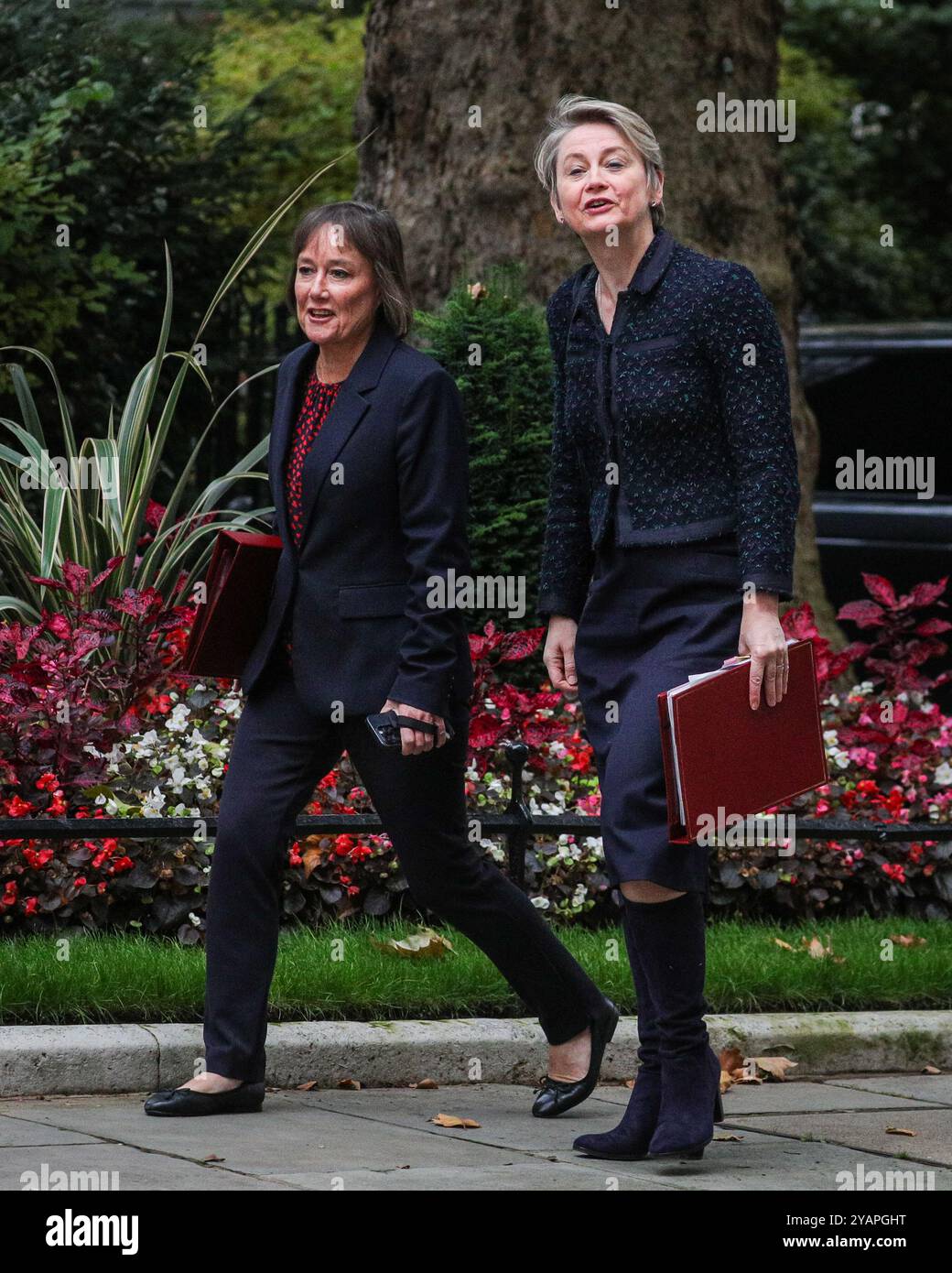 London, Großbritannien. Oktober 2024. Jo Stevens, Staatssekretär für Wales, Parlamentsabgeordneter Cardiff East und Yvette Cooper, Innenminister, Parlamentsabgeordneter Pontefract Castleford und Knottingley. Minister in der Labour Party-Regierung des Vereinigten Königreichs nehmen an der Kabinettssitzung in der Downing Street Teil, die heute Morgen als politisches Kabinett bezeichnet wird, das es den Ministern und dem Premierminister ermöglichen könnte, offener als üblich zu kommunizieren. Quelle: Imageplotter/Alamy Live News Stockfoto