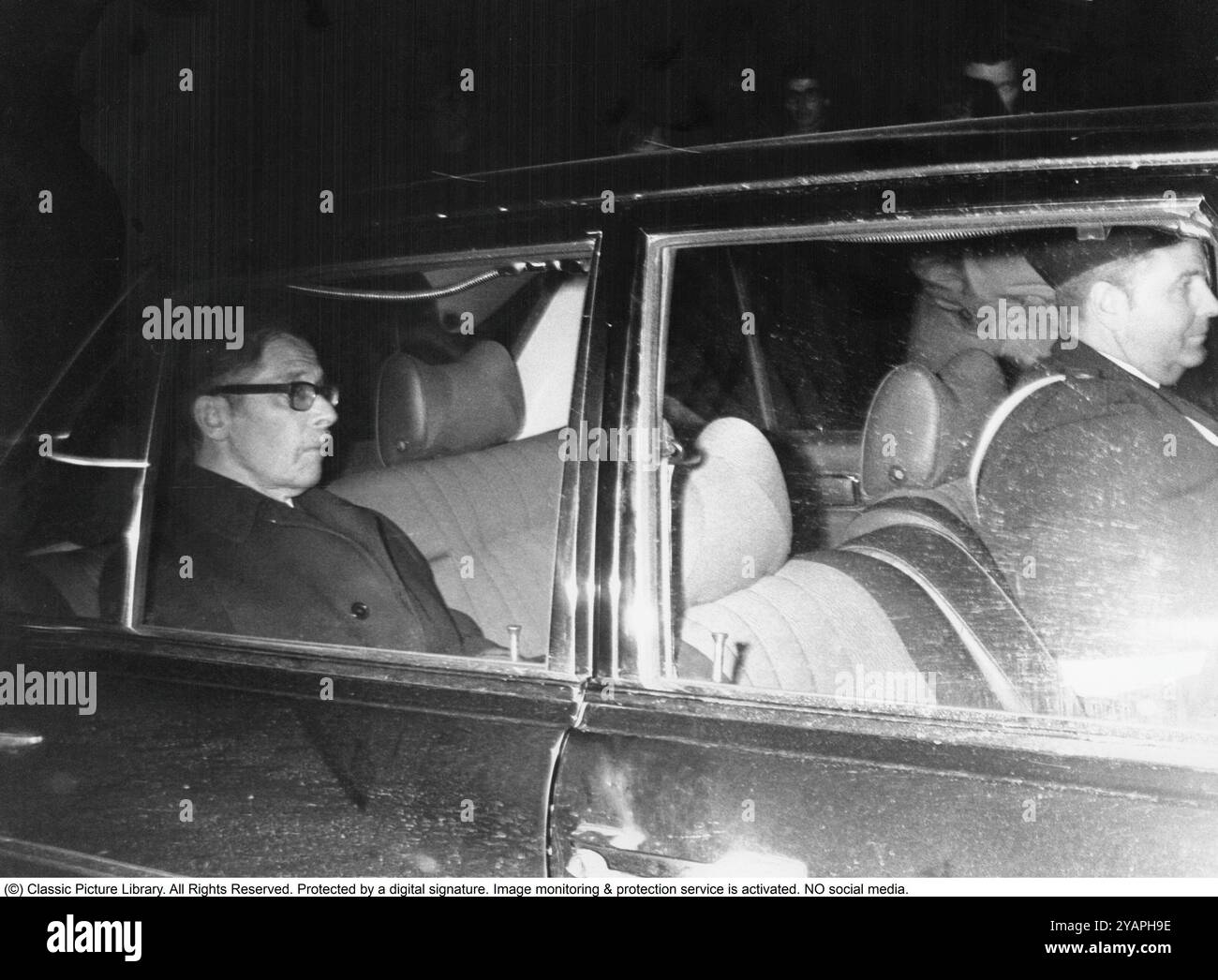 Belagerung der Westdeutschen Botschaft in Stockholm 1975. Am 24. April 1975 besetzte das Kommando Holger Meins von der bewaffneten linksextremistischen Organisation Rote Armee Fraktion RAF die westdeutsche Botschaft auf Skarpögatan in Gärdet, Stockholm. Die RAF-Gruppe führte den Angriff mit dem Ziel durch, die Freilassung von RAF-Mitgliedern und anderen aus dem Gefängnis in der Bundesrepublik Deutschland zu erzwingen. Die Besatzer nahmen eine Reihe von Personen als Geiseln, darunter den Botschafter Dietrich Stoecker. Die schwedische Polizei bereitete sich vor, das Gebäude zu stürmen, aber bevor sie die Gelegenheit dazu hatten, wurde die Botschaft von einer Reihe heftiger Explosionen erschüttert, der TNT Stockfoto