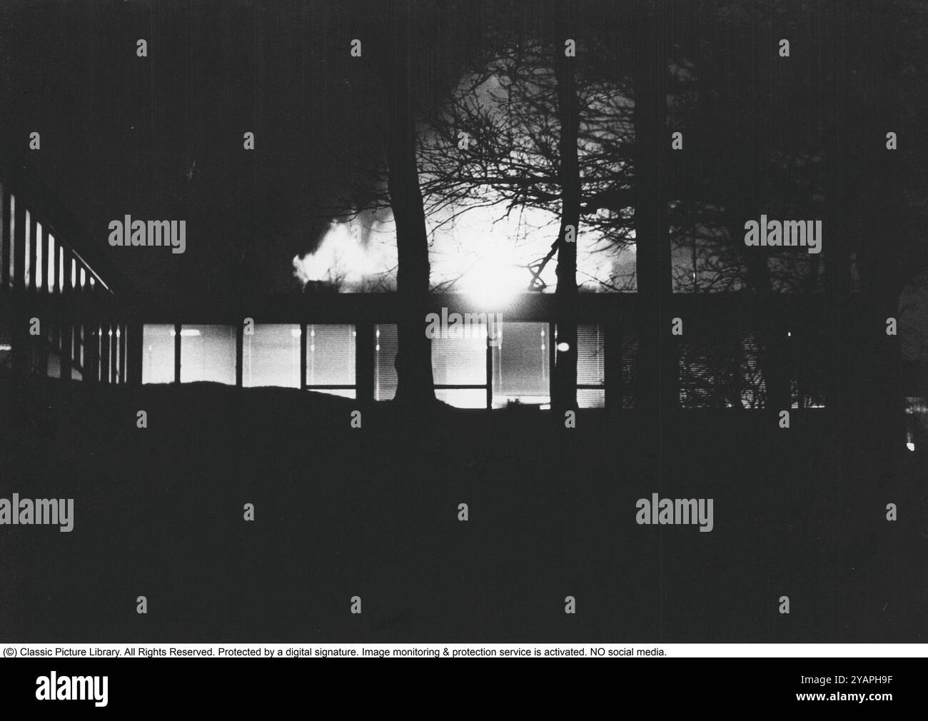 Belagerung der Westdeutschen Botschaft in Stockholm 1975. Am 24. April 1975 besetzte das Kommando Holger Meins von der bewaffneten linksextremistischen Organisation Rote Armee Fraktion RAF die westdeutsche Botschaft auf Skarpögatan in Gärdet, Stockholm. Die RAF-Gruppe führte den Angriff mit dem Ziel durch, die Freilassung von RAF-Mitgliedern und anderen aus dem Gefängnis in der Bundesrepublik Deutschland zu erzwingen. Die Besatzer nahmen eine Reihe von Personen als Geiseln, darunter den Botschafter Dietrich Stoecker. Die schwedische Polizei bereitete sich vor, das Gebäude zu stürmen, aber bevor sie die Gelegenheit dazu hatten, wurde die Botschaft von einer Reihe heftiger Explosionen erschüttert, der TNT Stockfoto