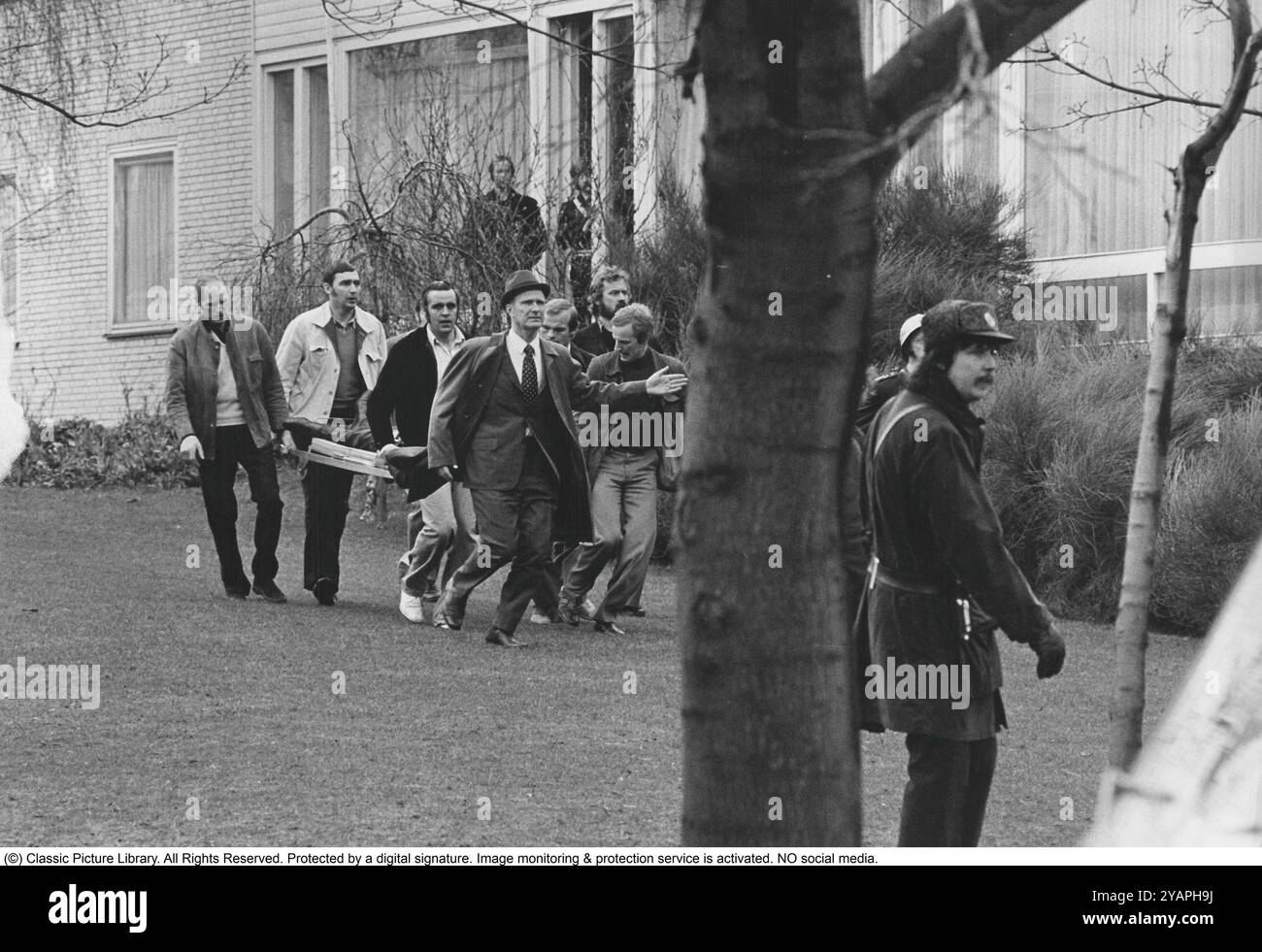 Belagerung der Westdeutschen Botschaft in Stockholm 1975. Am 24. April 1975 besetzte das Kommando Holger Meins von der bewaffneten linksextremistischen Organisation Rote Armee Fraktion RAF die westdeutsche Botschaft auf Skarpögatan in Gärdet, Stockholm. Die RAF-Gruppe führte den Angriff mit dem Ziel durch, die Freilassung von RAF-Mitgliedern und anderen aus dem Gefängnis in der Bundesrepublik Deutschland zu erzwingen. Die Besatzer nahmen eine Reihe von Personen als Geiseln, darunter den Botschafter Dietrich Stoecker. Die schwedische Polizei bereitete sich vor, das Gebäude zu stürmen, aber bevor sie die Gelegenheit dazu hatten, wurde die Botschaft von einer Reihe heftiger Explosionen erschüttert, der TNT Stockfoto