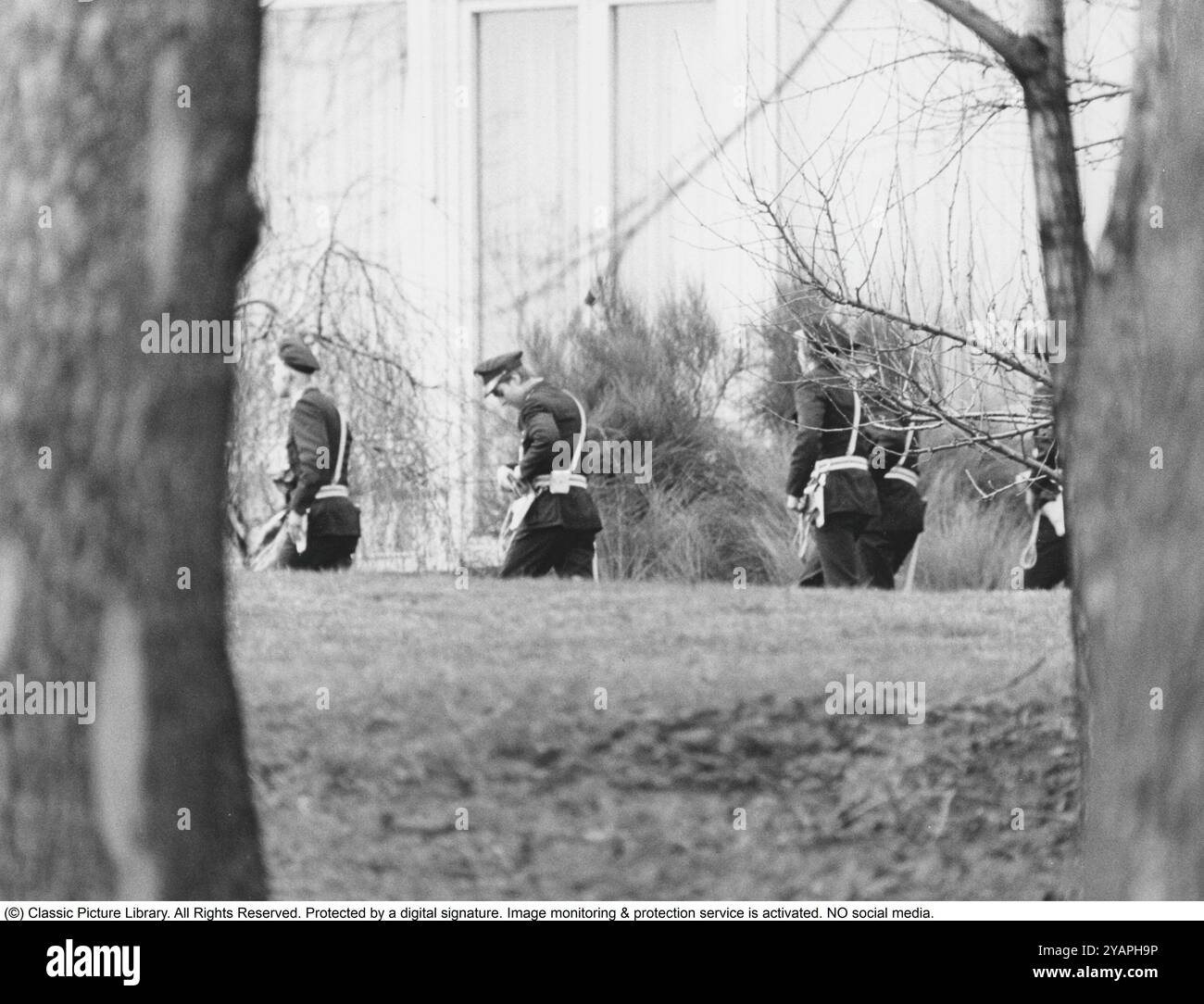 Belagerung der Westdeutschen Botschaft in Stockholm 1975. Am 24. April 1975 besetzte das Kommando Holger Meins von der bewaffneten linksextremistischen Organisation Rote Armee Fraktion RAF die westdeutsche Botschaft auf Skarpögatan in Gärdet, Stockholm. Die RAF-Gruppe führte den Angriff mit dem Ziel durch, die Freilassung von RAF-Mitgliedern und anderen aus dem Gefängnis in der Bundesrepublik Deutschland zu erzwingen. Die Besatzer nahmen eine Reihe von Personen als Geiseln, darunter den Botschafter Dietrich Stoecker. Die schwedische Polizei bereitete sich vor, das Gebäude zu stürmen, aber bevor sie die Gelegenheit dazu hatten, wurde die Botschaft von einer Reihe heftiger Explosionen erschüttert, der TNT Stockfoto