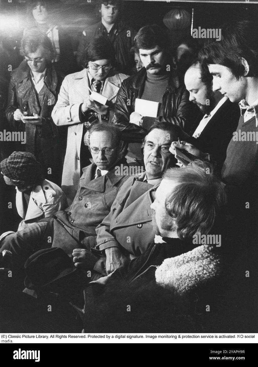 Belagerung der Westdeutschen Botschaft in Stockholm 1975. Am 24. April 1975 besetzte das Kommando Holger Meins von der bewaffneten linksextremistischen Organisation Rote Armee Fraktion RAF die westdeutsche Botschaft auf Skarpögatan in Gärdet, Stockholm. Die RAF-Gruppe führte den Angriff mit dem Ziel durch, die Freilassung von RAF-Mitgliedern und anderen aus dem Gefängnis in der Bundesrepublik Deutschland zu erzwingen. Die Besatzer nahmen eine Reihe von Personen als Geiseln, darunter den Botschafter Dietrich Stoecker. Die schwedische Polizei bereitete sich vor, das Gebäude zu stürmen, aber bevor sie die Gelegenheit dazu hatten, wurde die Botschaft von einer Reihe heftiger Explosionen erschüttert, der TNT Stockfoto